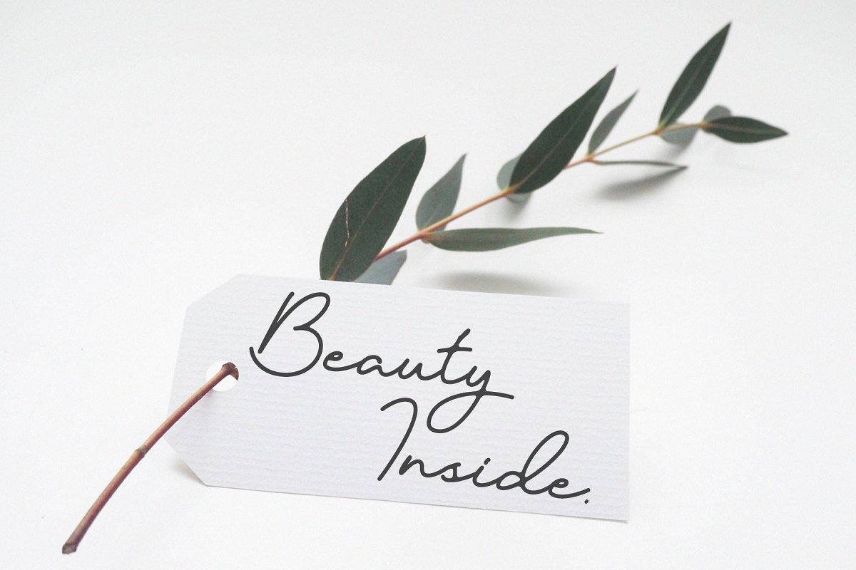 Candelia Stylish Signature Font